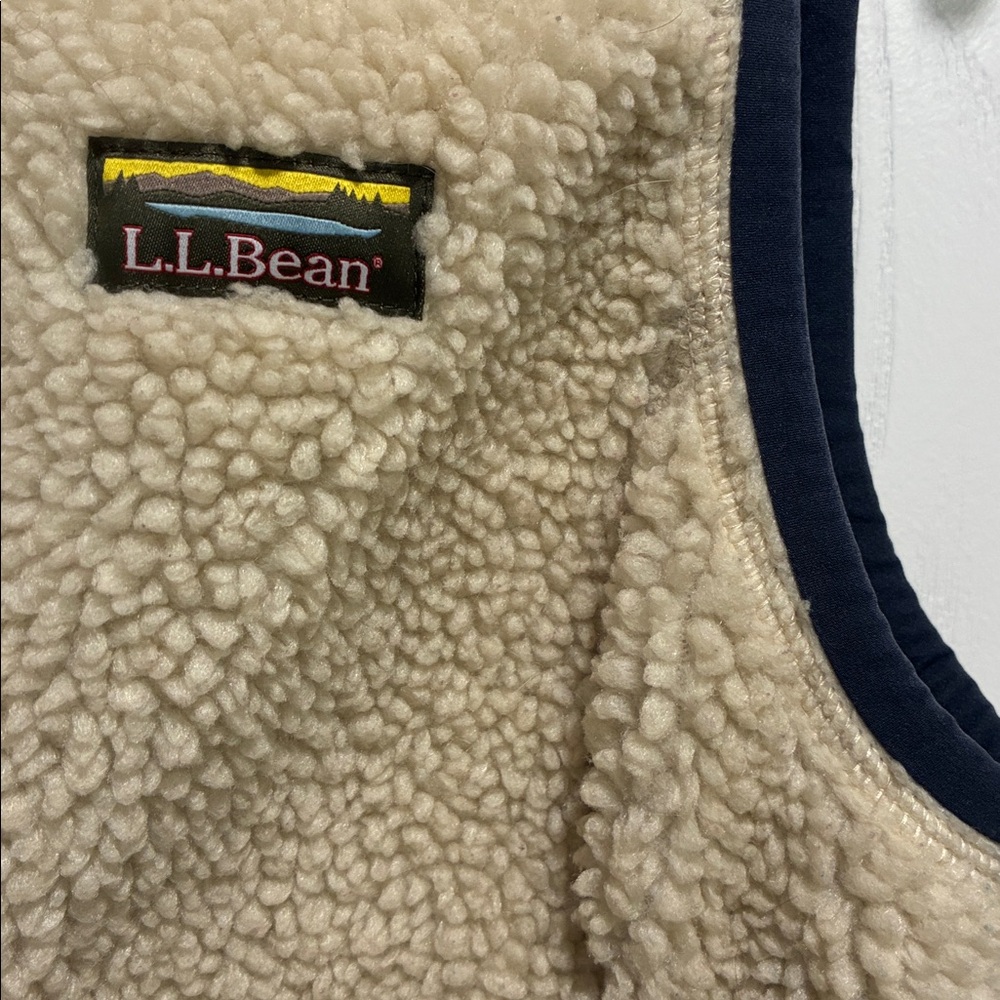 L.L. Bean Beige Sherpa Woman’s Vest with Navy Accents - Picture 4 of 10